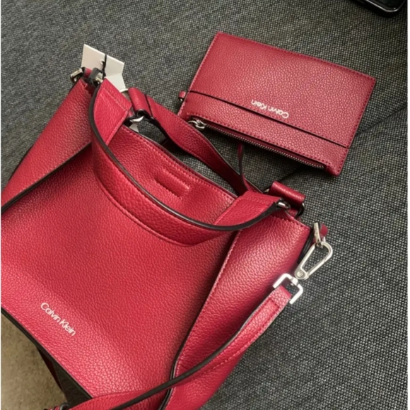 Calvin Klein Leather crossbody bag with Pouch - Picture 4 of 6